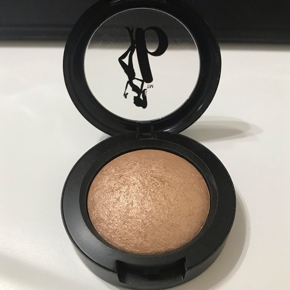 Be a Bombshell Cosmetics bakes bronzer